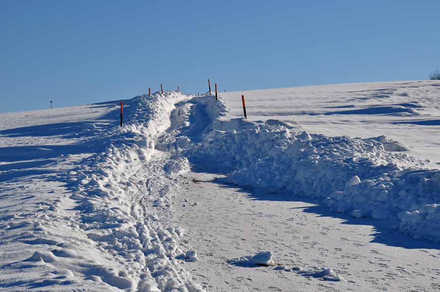 Schneeverwehungen auf dem Wanderweg Forch-Guldenen